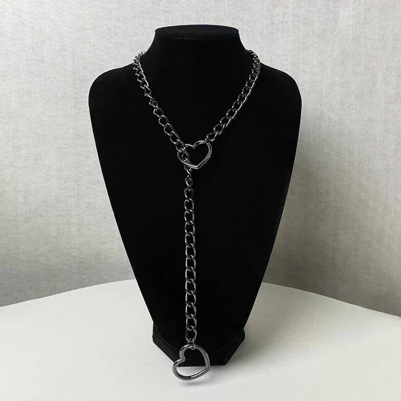 Collar punk gótico de corazón para mujer. Un accesorio de joyería distintivo, ideal para moda alternativa y looks únicos.