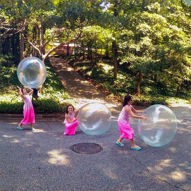 Globo bubble gigante de color vibrante, inflable y resistente. Ideal para juegos infantiles en cualquier espacio.
