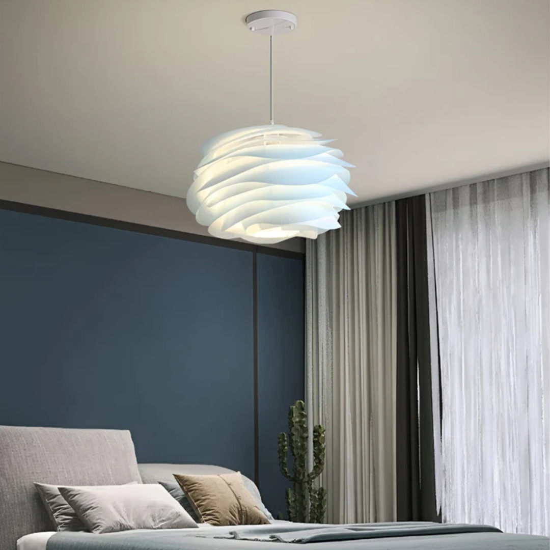 Elegante lámpara colgante LED de onda, perfecta para iluminar sala o comedor con estilo moderno y luz cálida.