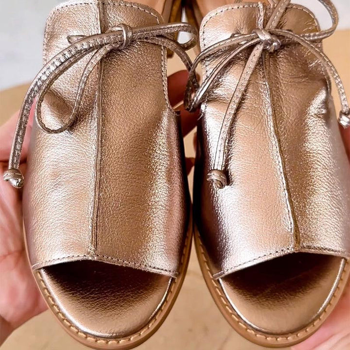 Sandalias de verano mujer con cordones ajustables, diseño de punta abierta. Moda femenina elegante y cómoda.