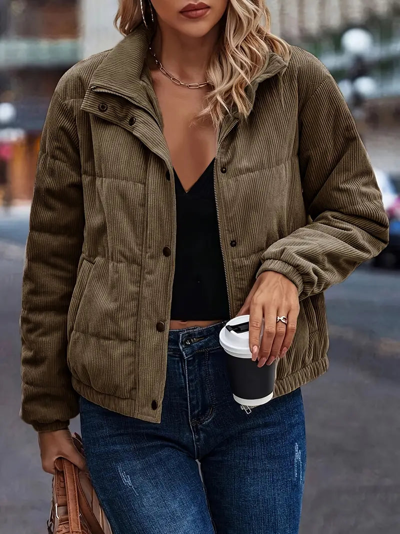 Cómodo abrigo-chaqueta café para mujer. Prenda versátil de moda casual, perfecta para frío de otoño e invierno.