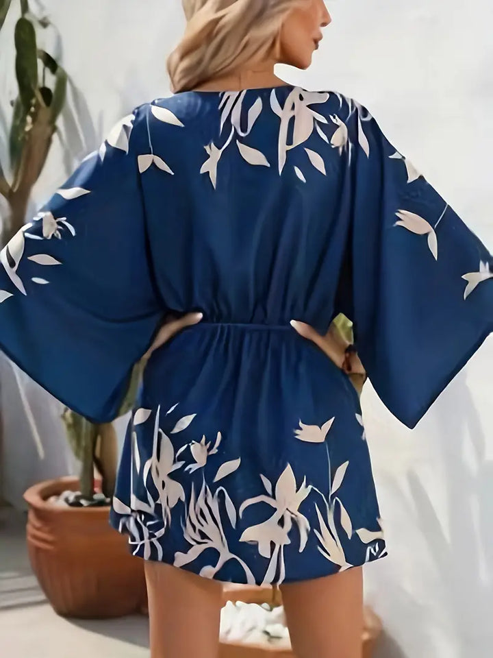 Vestido mini floral chic de mujer con escote en V, ideal para primavera, verano o fiesta elegante.