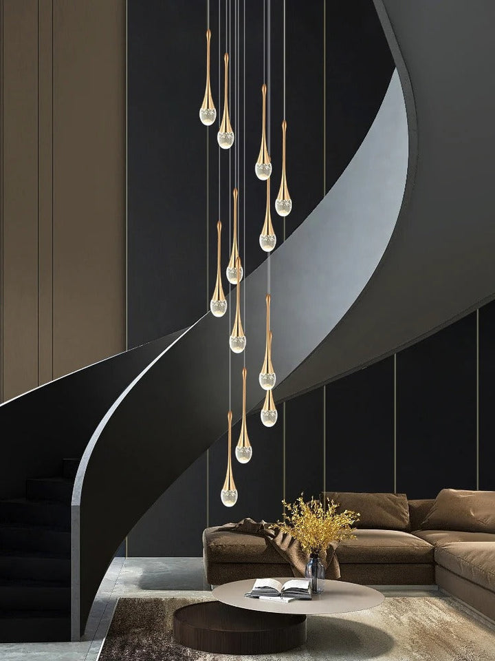 Araña de lujo dorada y cristal, diseño de lágrima, iluminación elegante para comedor.