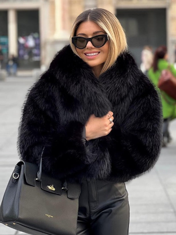 Abrigo de mujer con solapa, estilo femenino y suave pelo sintético.