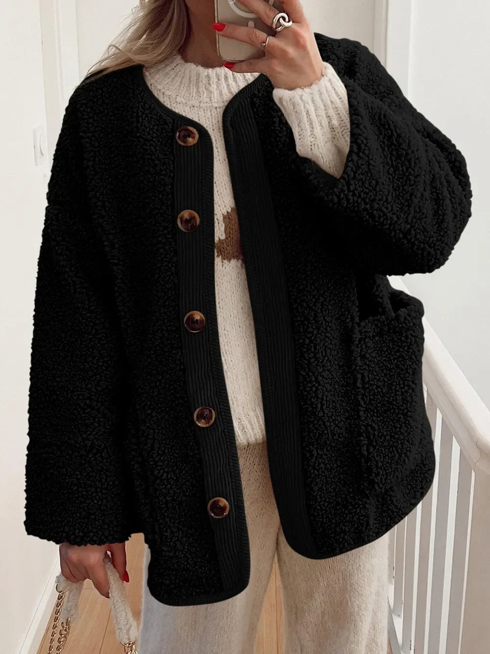 Borreguito mujer, cazadora bicolor moderna, con bolsillos, ideal para un look casual chic.