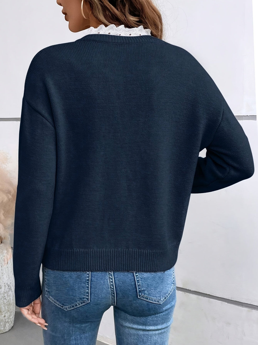 Suéter casual de mujer, suave y confortable, con detalle de encaje para un toque de moda versátil.