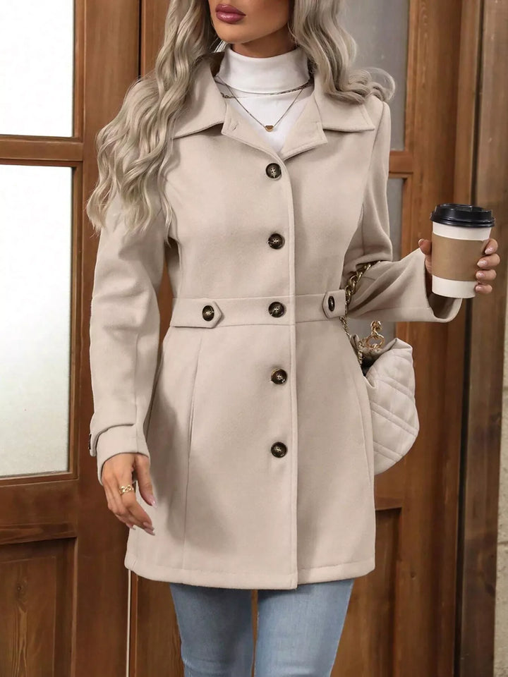 Chaqueta de entretiempo para mujer, diseño casual con botones y mangas largas.