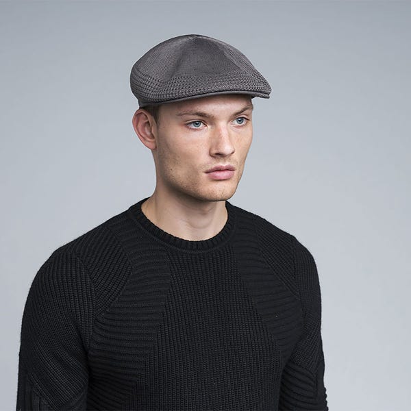 Accesorio de moda: Gorra Plana 504 Ventair azul marino, transpirable. Estilo y frescura de verano.
