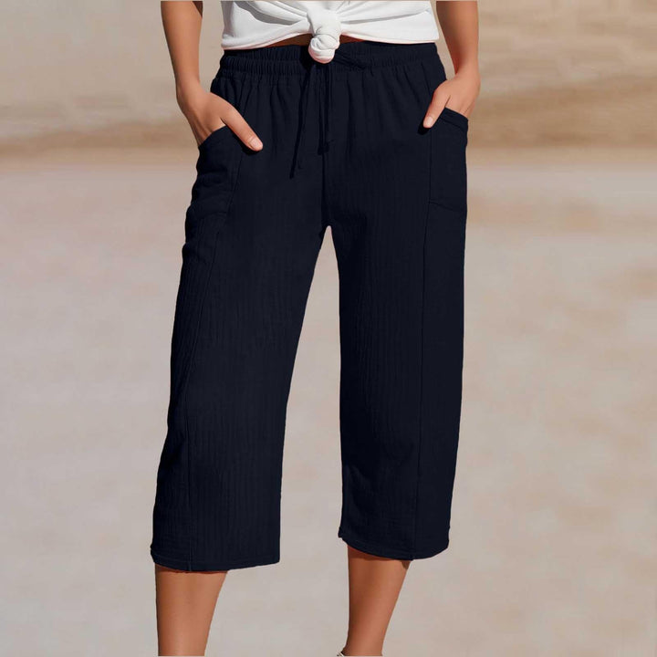 Pantalón cropped ajustable de lino y algodón para mujer, esencial para días cálidos y looks relajados.
