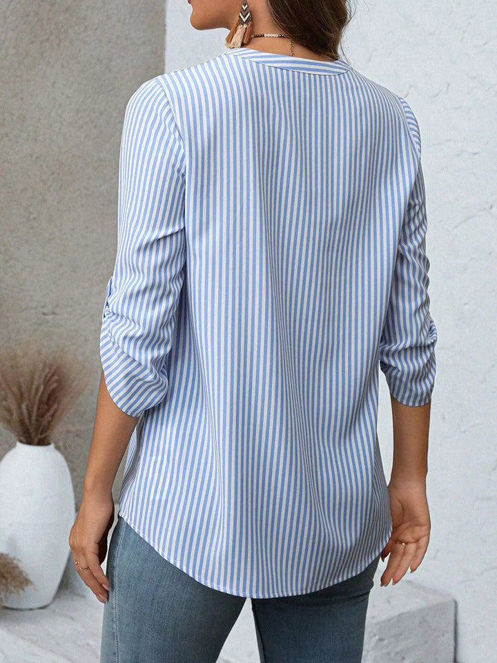 Blusa de rayas para mujer con detalle de cuello en V y mangas enrollables, versátil.