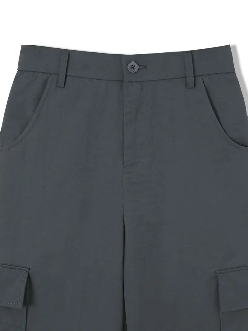 Moda casual mujer con pantalón cargo cómodo y moderno.