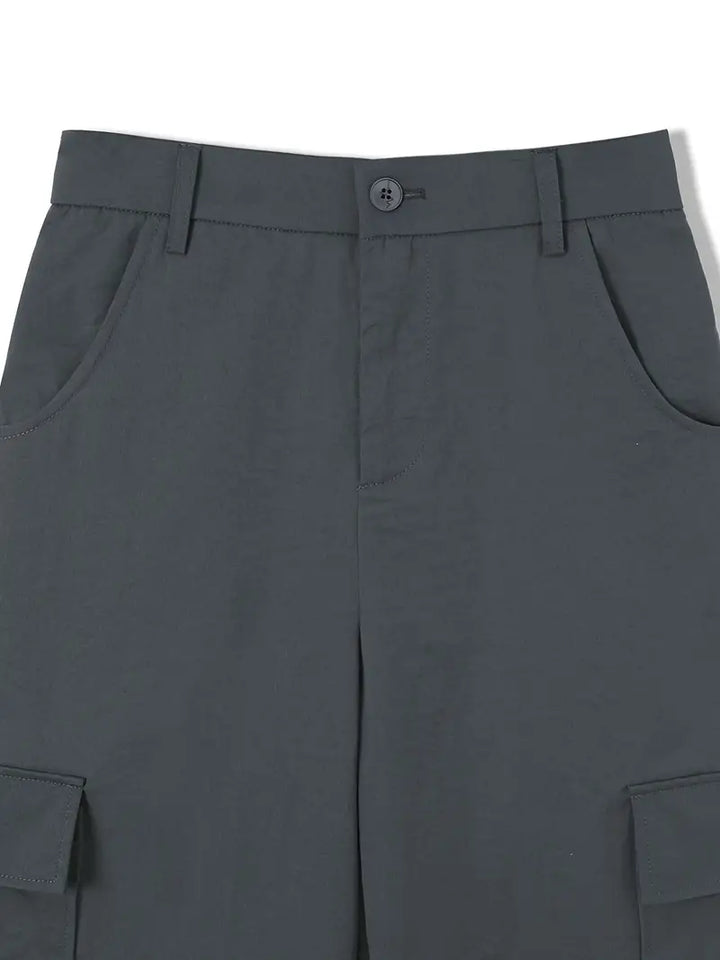 Moda casual mujer con pantalón cargo cómodo y moderno.