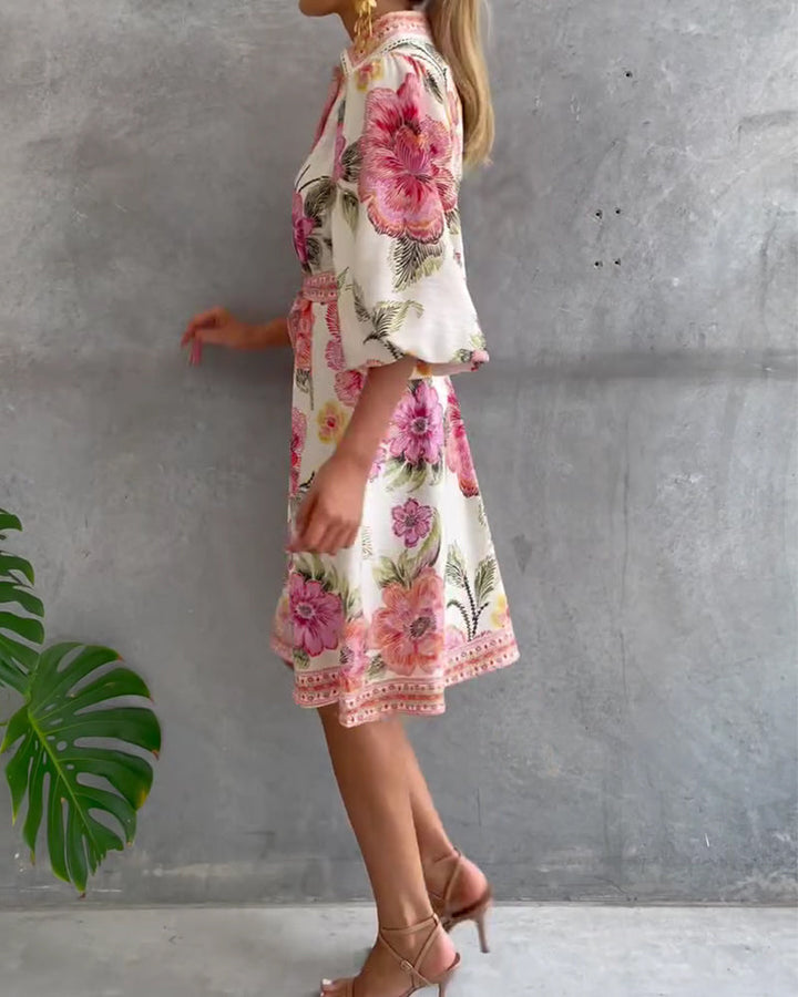 Vestido casual de mujer con flores, mangas farol y botones, ropa de verano chic.