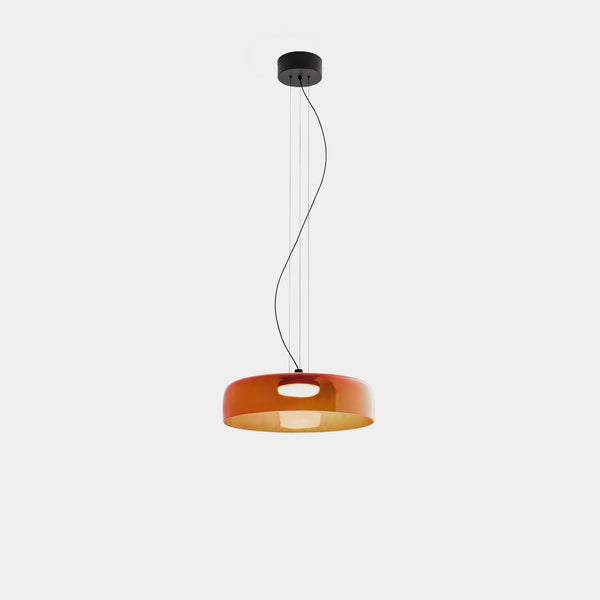 Iluminación de hogar con lámpara colgante de techo. Cristal y metal, estilo nórdico minimalista.