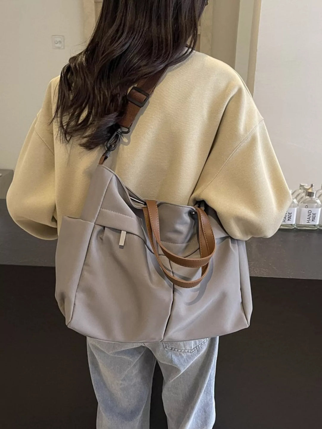 Elegante bolso tote de nylon ligero para mujer, diseño casual. Ideal como bolso grande para el trabajo o viaje.