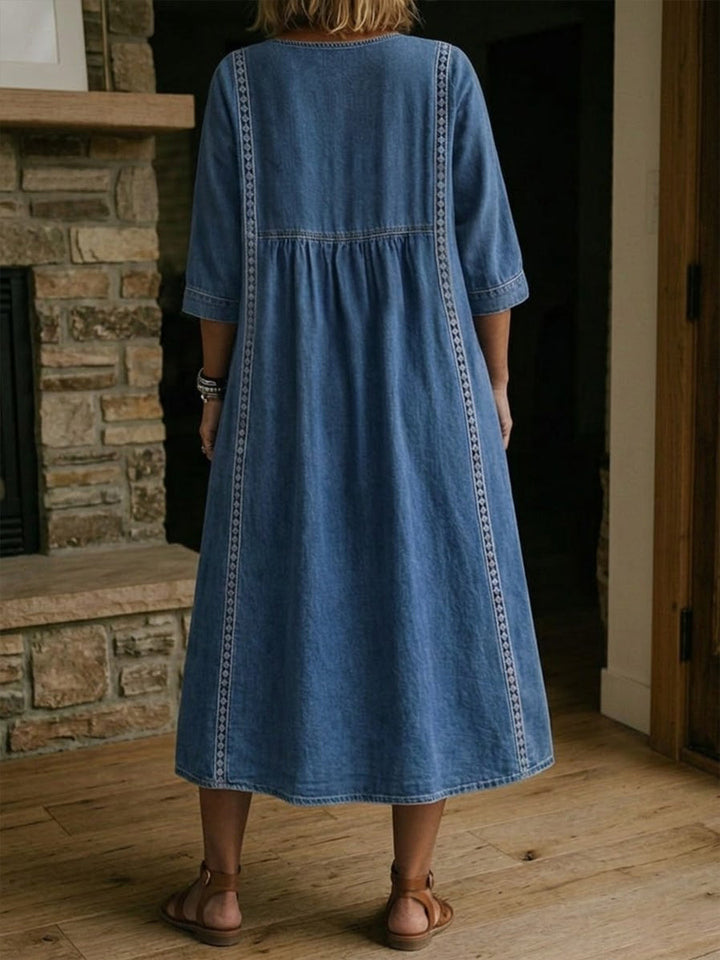 Vestido denim de mujer con cuello V, adornos de encaje. Estilo casual elegante, ideal para verano.
