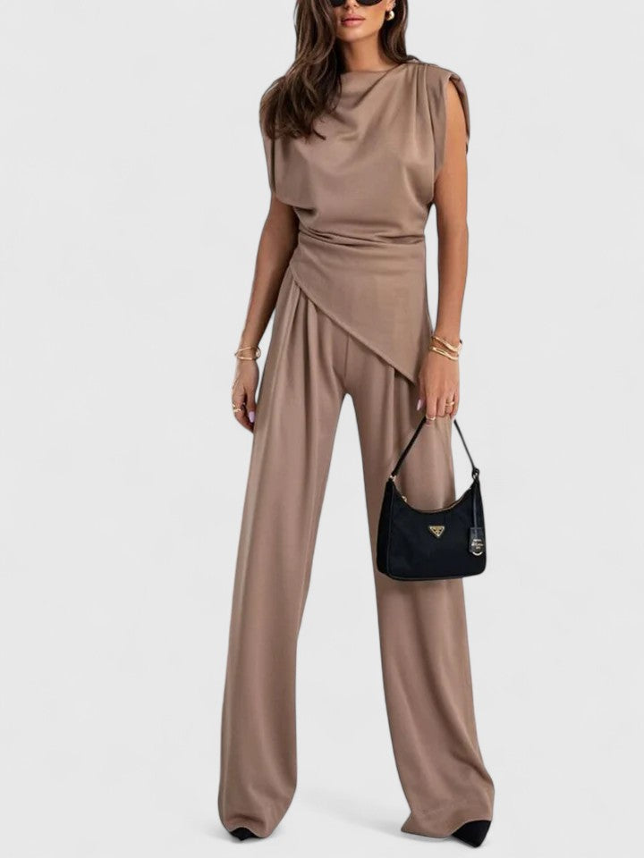 Conjunto casual elegante para mujer, top y pantalón en tono neutro, perfecto para viajes o reuniones.