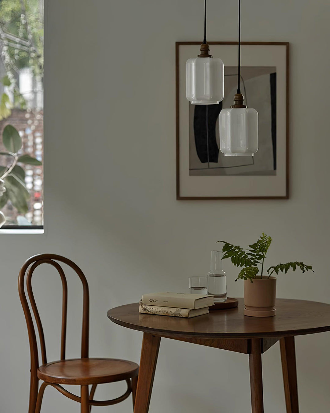 Lámpara colgante esférica de cristal blanco, diseño minimalista para techos altos. Atractivo visual.