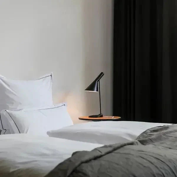 Lámpara de escritorio LED moderna, diseño minimalista que embellece la decoración de cualquier hogar o estudio.