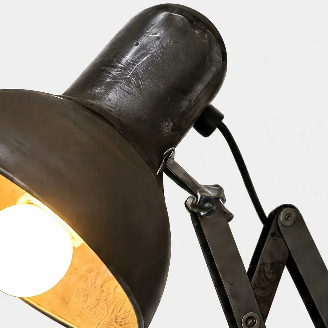 Lámpara de pared estilo loft con brazo de tijera extensible, metal envejecido, ideal para lectura.