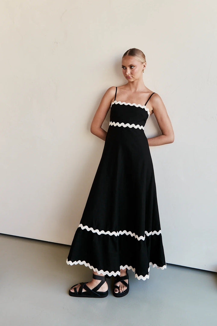 Vestido de playa largo para mujer, con tirantes y suave patrón de ondas. Estilo casual de verano.