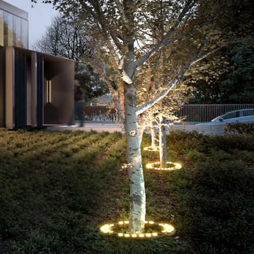 Foco LED exterior resistente intemperie, ideal para iluminar árboles en el jardín.