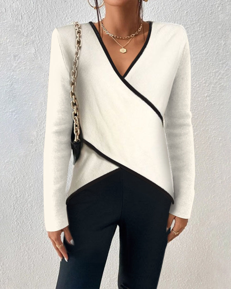 Elegante jersey de punto blanco cruzado para mujer, con ribetes en contraste. Una prenda femenina y cómoda para tu estilo.