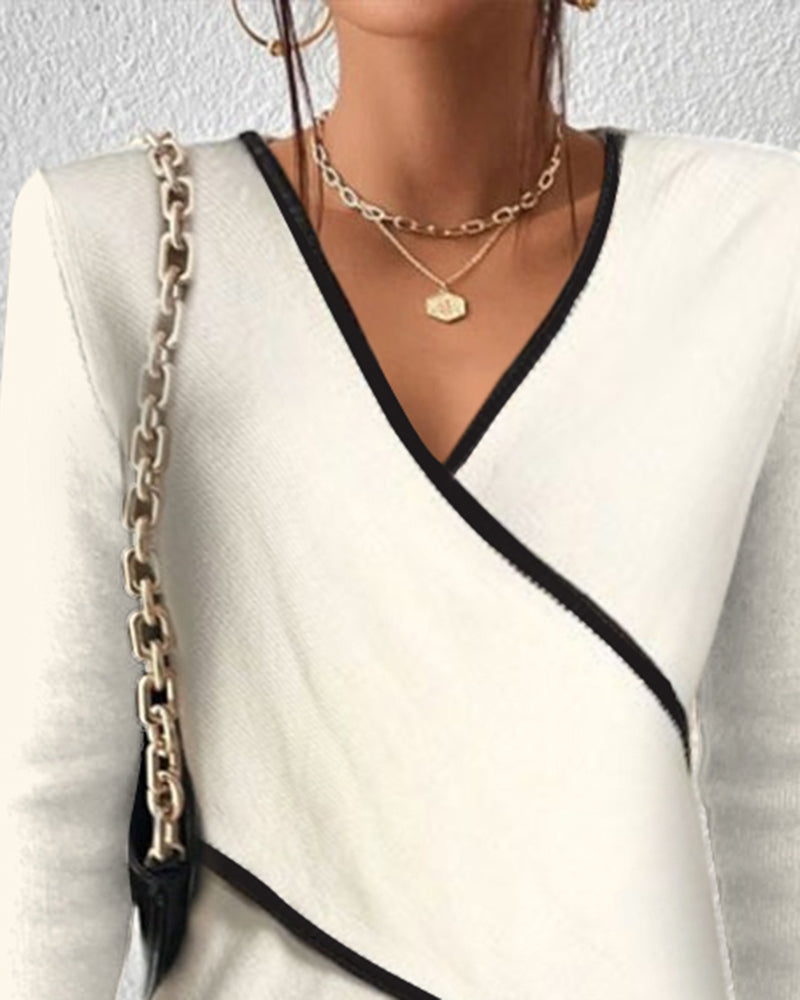 Jersey de mujer cruzado, blanco y femenino, con ribetes en contraste. Prenda de punto cómoda y a la moda para cualquier estilo.