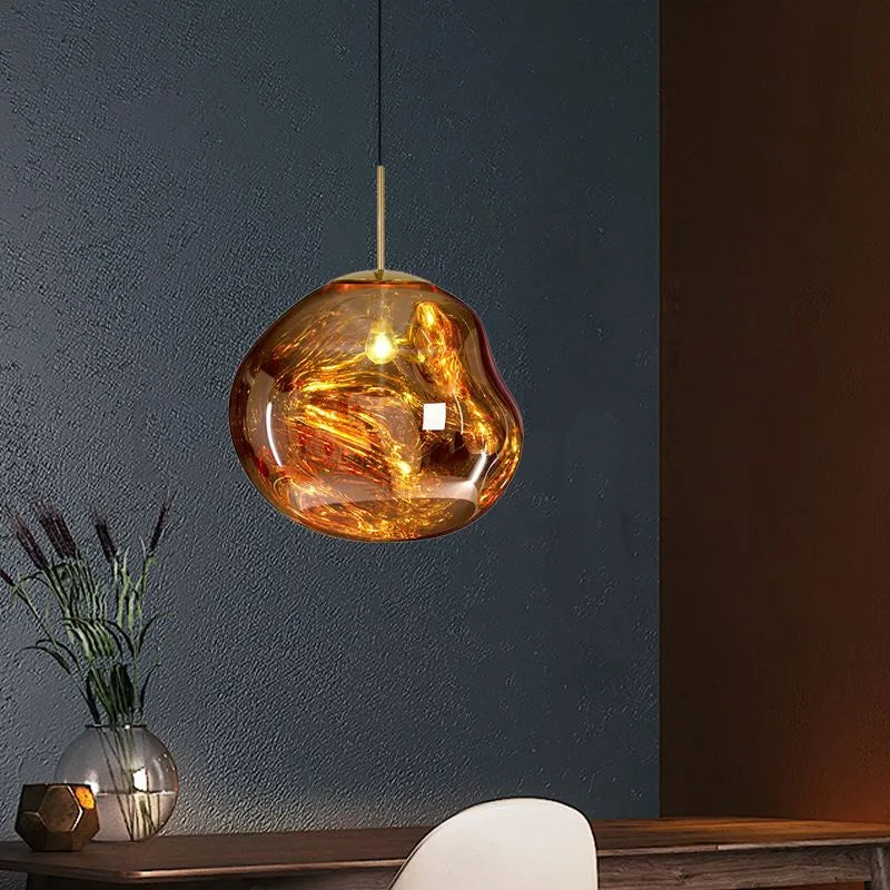 Lámpara colgante de diseño moderno, crea un ambiente cálido con su distintivo efecto lava. Ideal para el hogar.