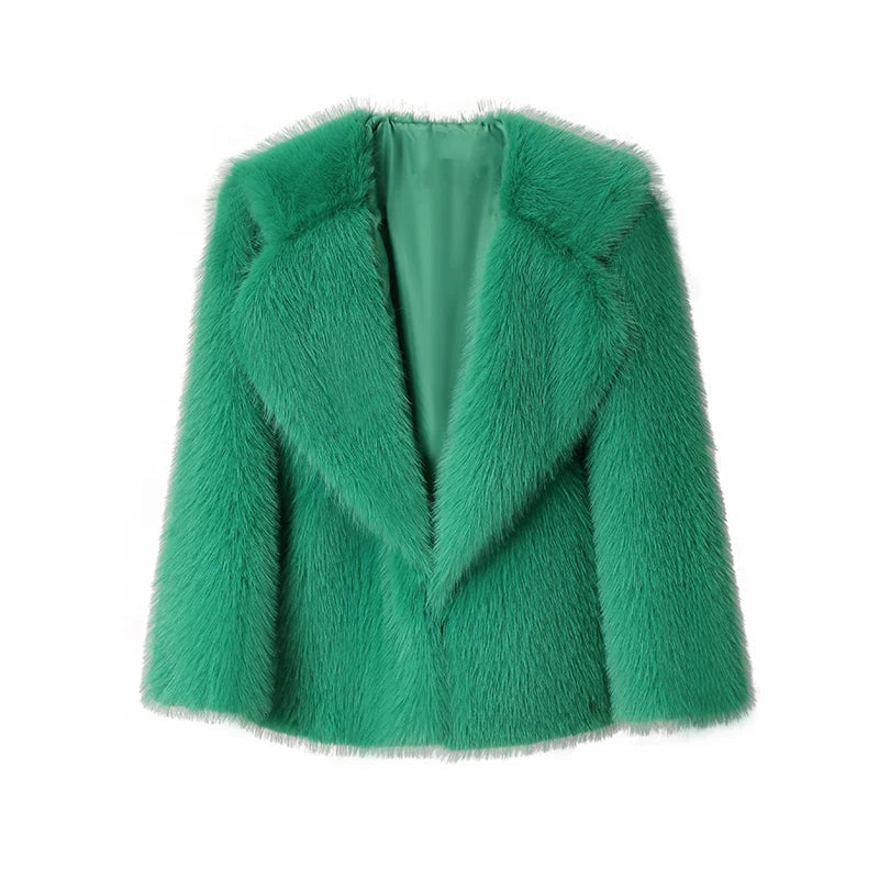 Moda femenina: abrigo de lujo para mujer, ajuste perfecto. Estilo invernal chic.