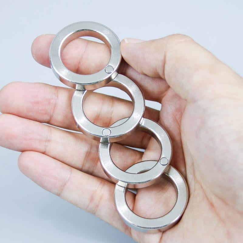 Anillo antiestrés plegable de acero inoxidable, ideal para reducción de ansiedad y alivio del estrés diario.