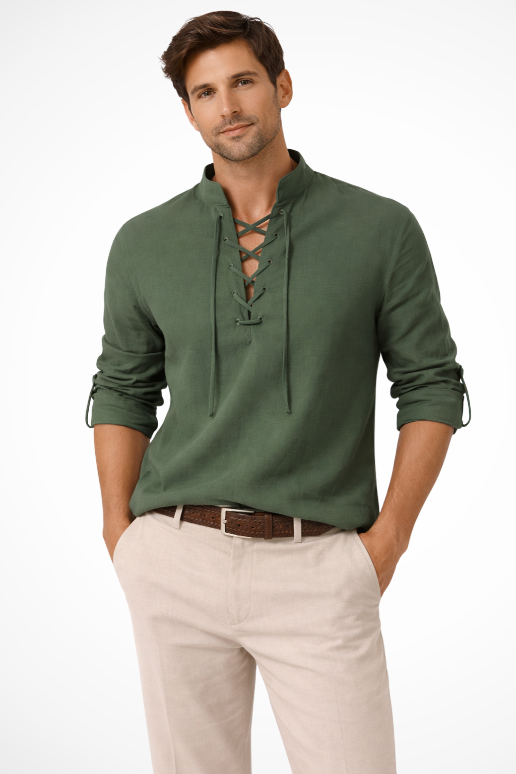 Primer plano de camisa de hombre casual de manga larga con cordones ajustables, moda de verano relajada.