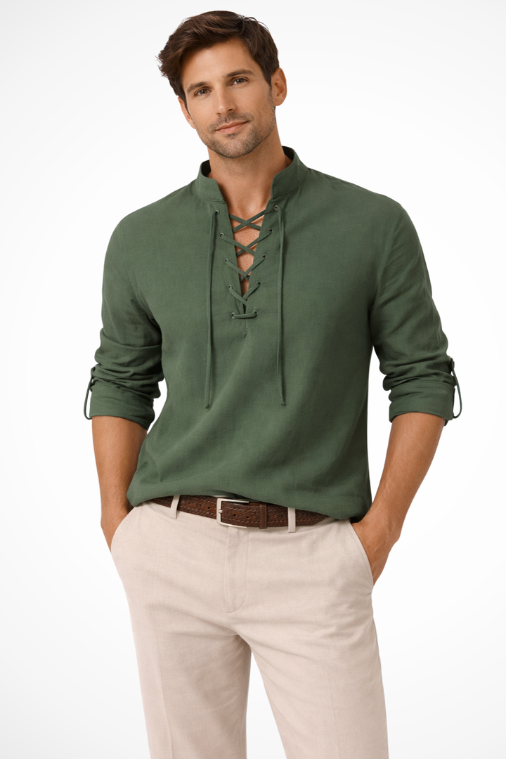 Primer plano de camisa de hombre casual de manga larga con cordones ajustables, moda de verano relajada.