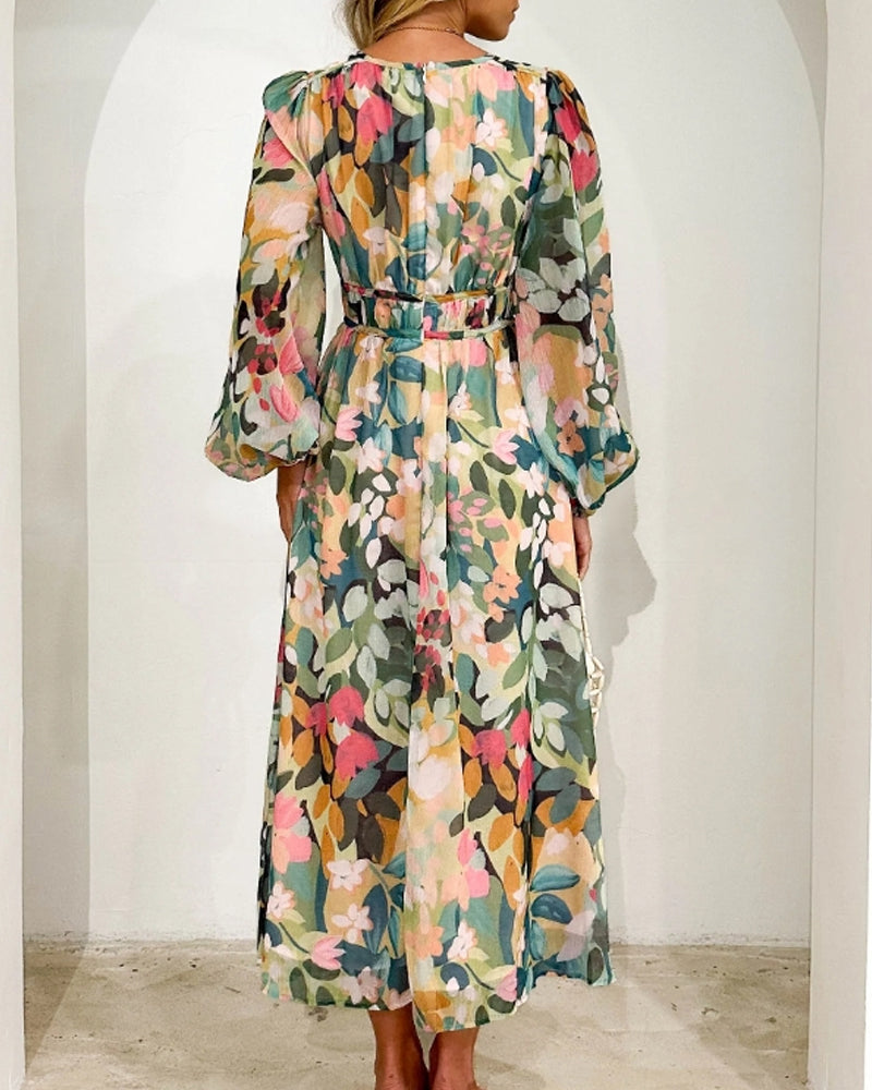 Ropa de mujer: Vestido midi floral. Escote cruzado, vuelo. Ideal para verano, look elegante y casual.