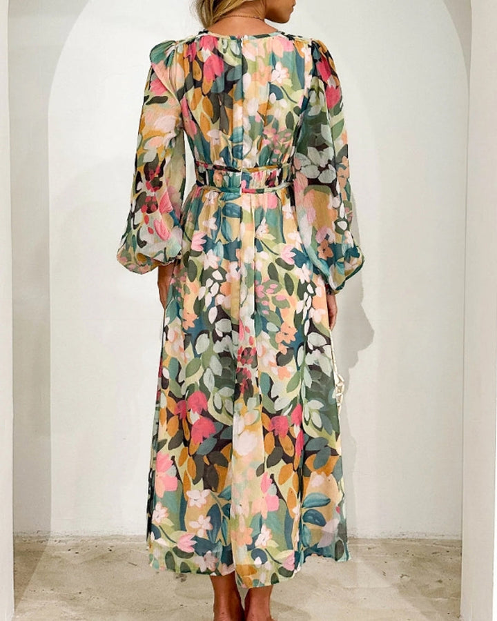 Ropa de mujer: Vestido midi floral. Escote cruzado, vuelo. Ideal para verano, look elegante y casual.