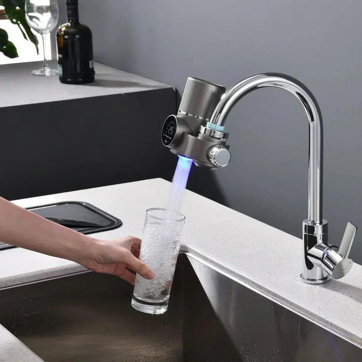 Disfruta de agua pura en tu cocina con este filtro de grifo y su pantalla digital LED.