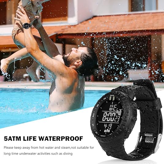 Reloj deportivo digital de hombre en muñeca, mostrando su durabilidad táctica, resistencia al agua y a golpes. Aventura.