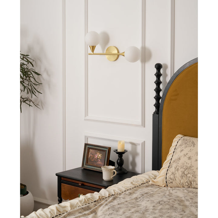 Lámpara de pared decorativa. Latón y dos globos de cristal blanco. Iluminación transicional.