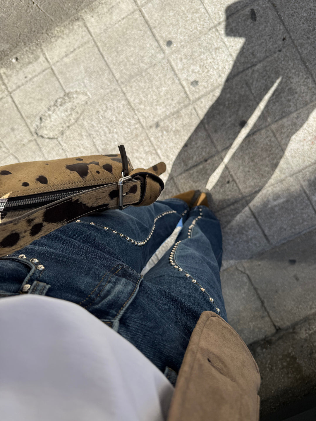 Estilosos vaqueros denim para mujer, corte wide leg y diseño con tachuelas brillantes en los laterales.