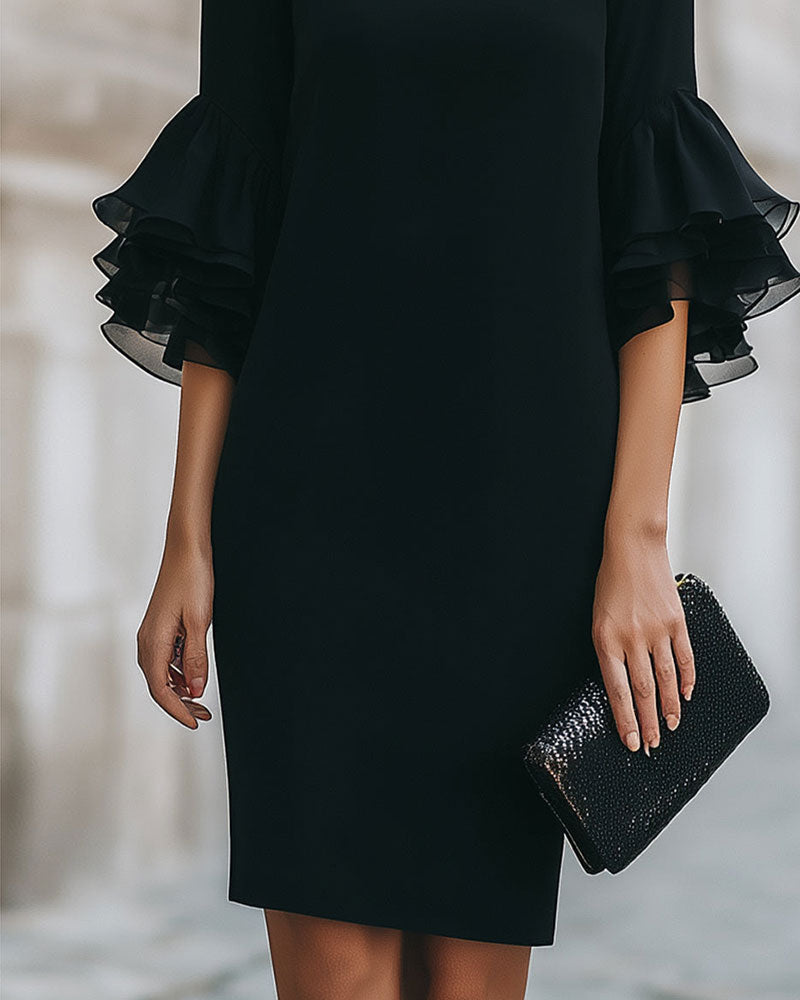 Vestido elegante de noche para mujer, con corte ceñido y distintiva manga acampanada. Moda femenina chic.