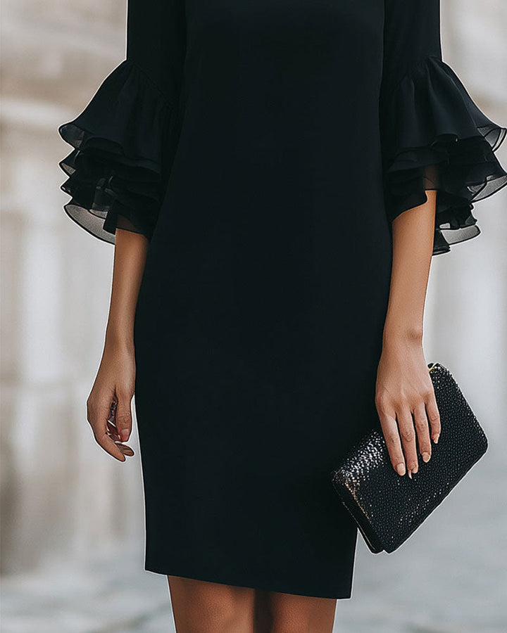 Vestido elegante de noche para mujer, con corte ceñido y distintiva manga acampanada. Moda femenina chic.