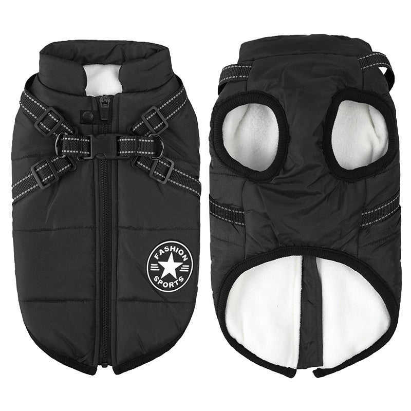 Detalle de chaqueta impermeable para perro con arnés integrado, costuras reforzadas para durabilidad.
