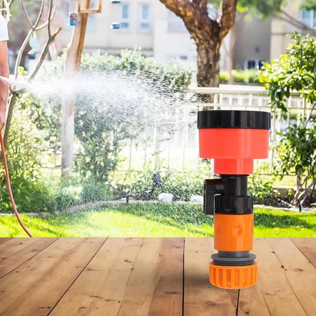 Aspersor de niebla fina regando plantas en invernadero, optimizando el uso del agua para horticultura.