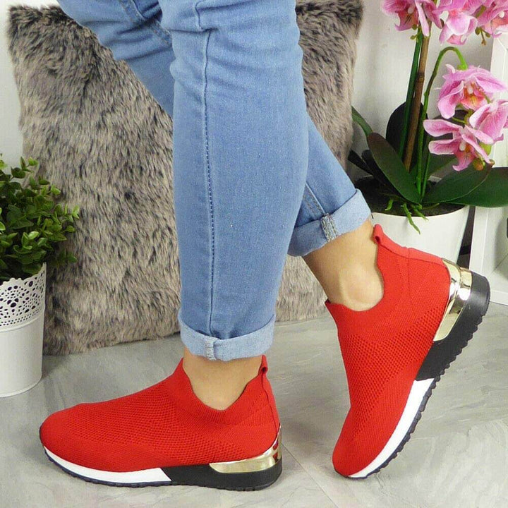 Mujer usando zapatillas slip-on ligeras y cómodas, ideales para caminar y actividades casuales.