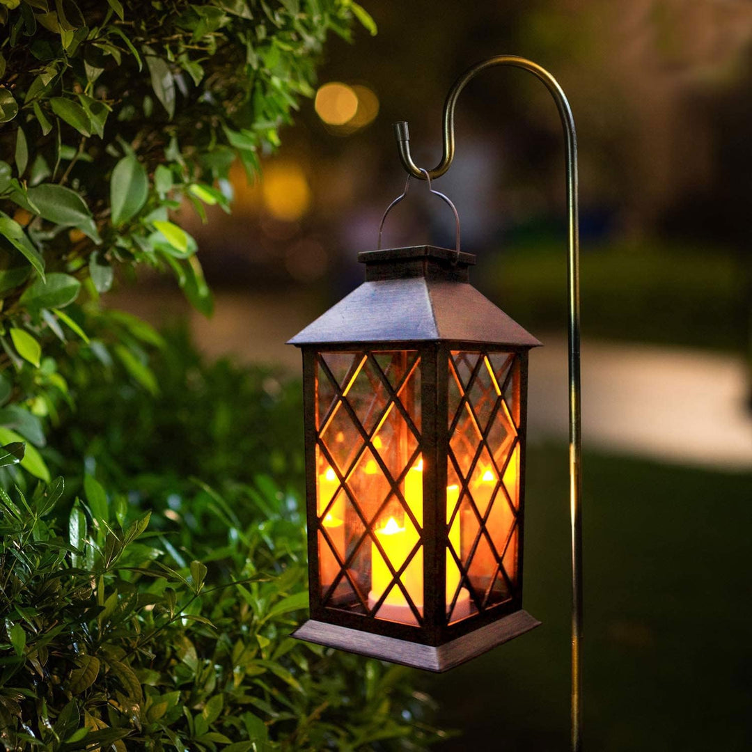 Linterna solar colgante LED para jardín con luz cálida. Decoración exterior automática, resistente al agua, crea ambiente.