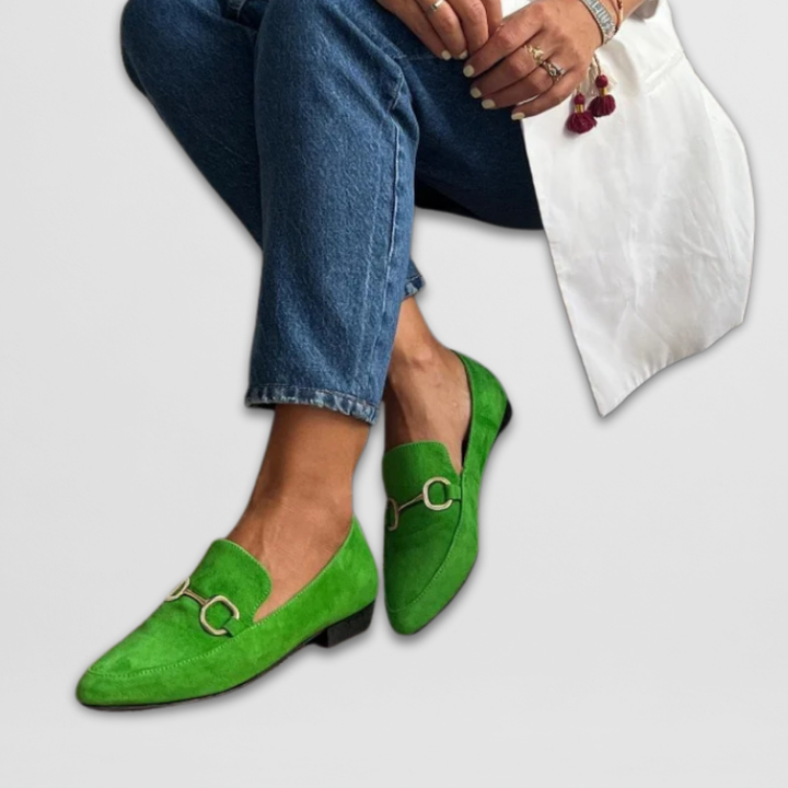 Mocasines de mujer elegantes con tacón bajo. Calzado cómodo y versátil para oficina o casual.