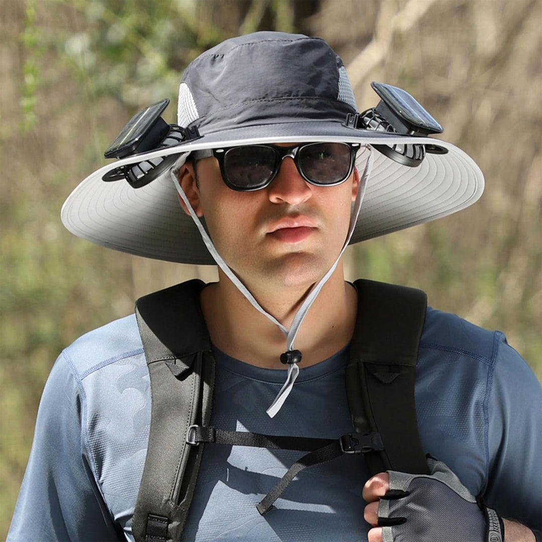 Gorra anti-UV con ventilador solar integrado. Ideal para camping, verano y actividades al aire libre.