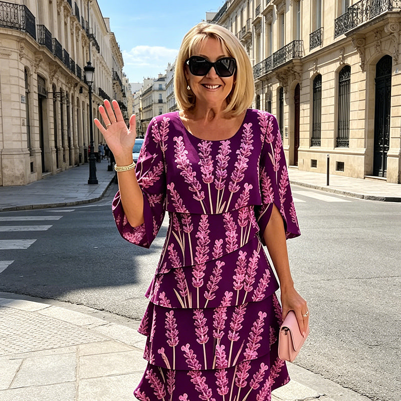 Vestido midi fluido para mujer, estampado lavanda. Diseño con volantes escalonados y mangas abiertas. Estilo primaveral.