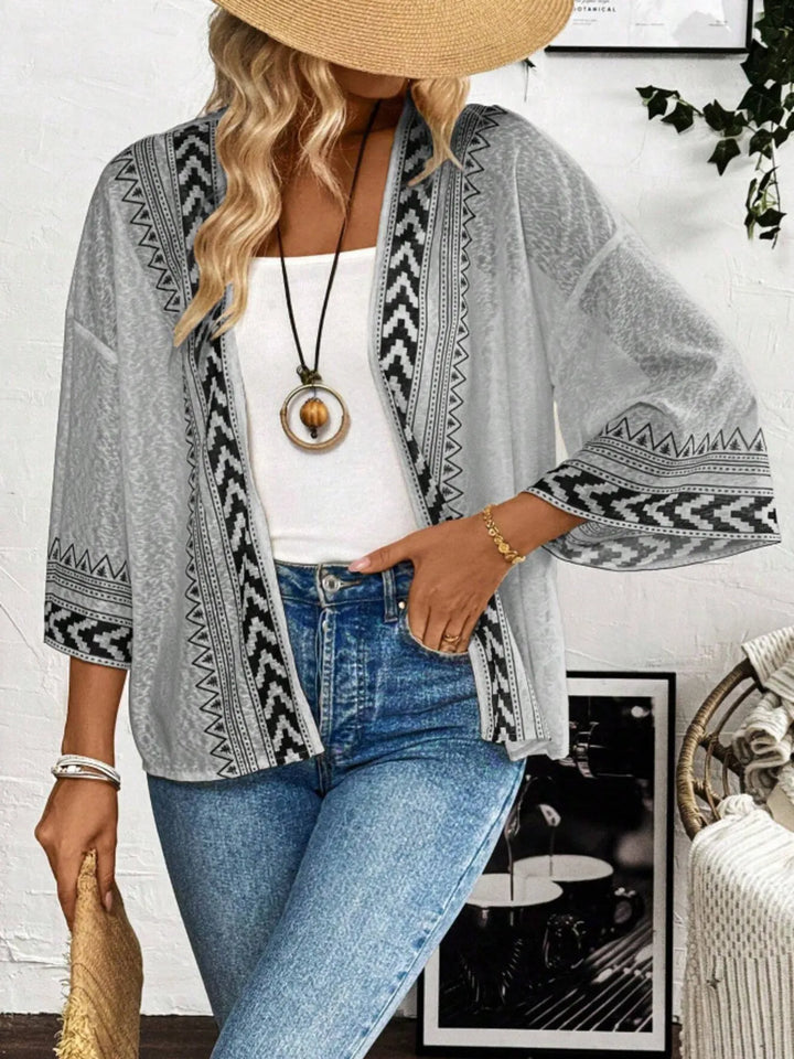 Moda femenina con cárdigan ligero de verano. Kimono abierto estilo boho, ideal como chaqueta versátil.