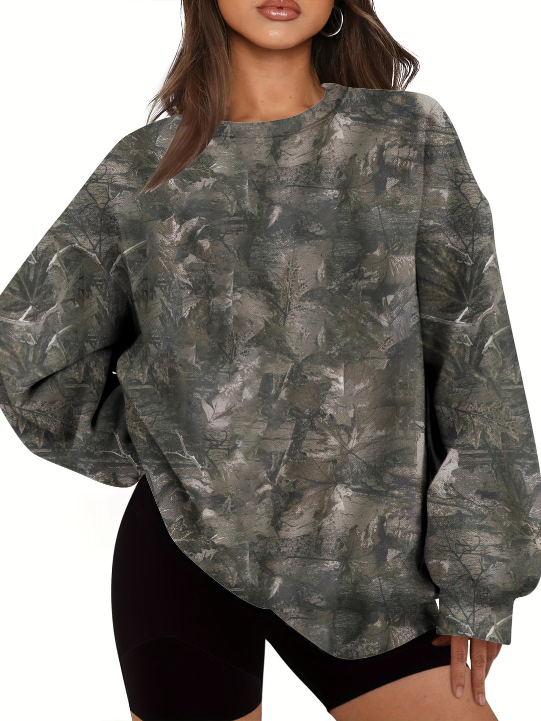 Jersey holgado camuflaje de manga larga para mujer, con puños acanalados. Moda urbana y versátil.